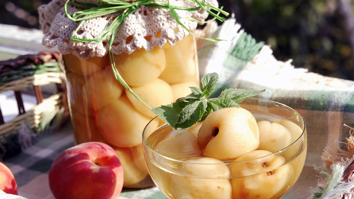 Як консервувати персики – рецепт заготовки на зиму, покроково